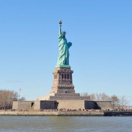 new-york-city-manhattan-statue-liberty_649448-1587