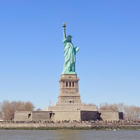 statue-liberty_649448-4280